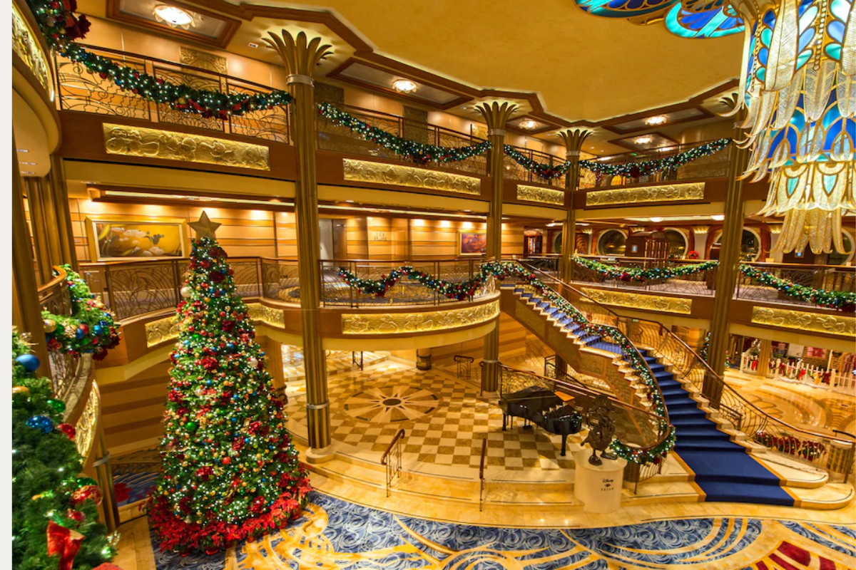 Enjoy Christmas at Sea – A Calm, Joyful Night with Live Entertainment