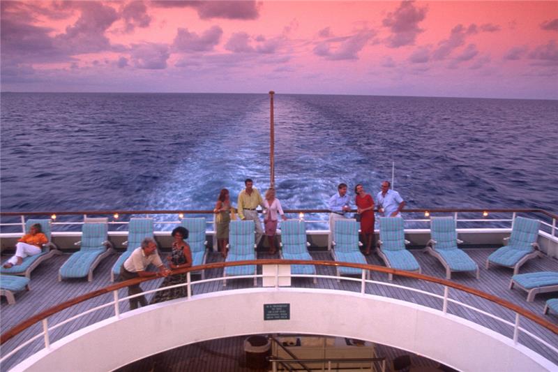 90s Throwback Cruise – Dance to Your Favorite Hits and Soak Up the 90s Vibe